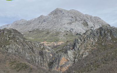 Valdorria – Trincheras – Peña Morquera (1.422 m) – Bosque de las Hadas – Pozo Burbuliegas – Ermita de San Froilán